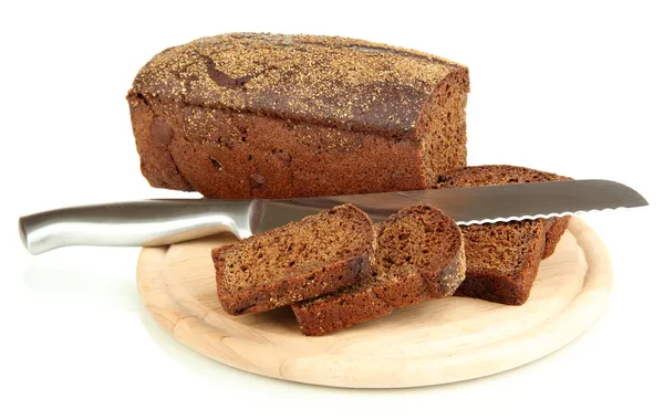 Pão preto fatiado e faca na tábua de madeira isolada em branco — Fotografia de Stock