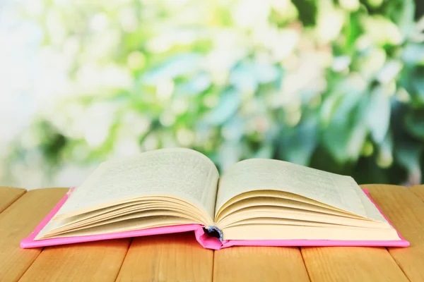 Livro aberto sobre fundo brilhante — Fotografia de Stock