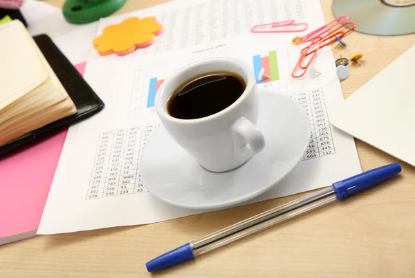 Tasse Kaffee auf dem Schreibtisch im Büro in Nahaufnahme — Stockfoto
