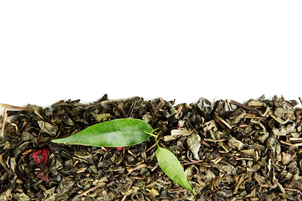 Сухий чай з зеленим листям, ізольований на білому — стокове фото