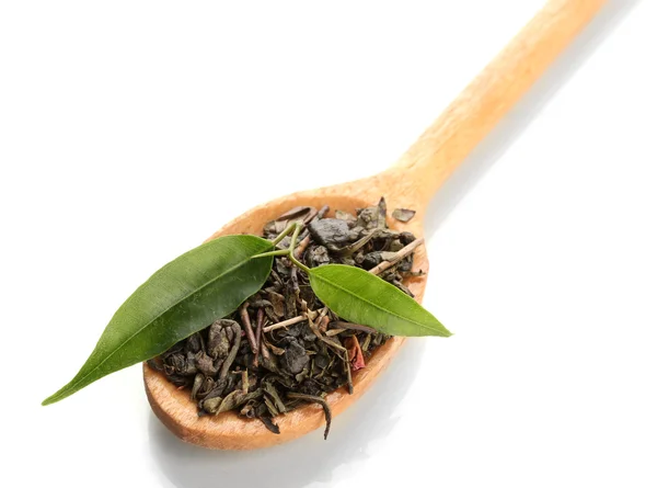 Té seco con hojas verdes en cuchara de madera, aislado sobre blanco — Foto de Stock