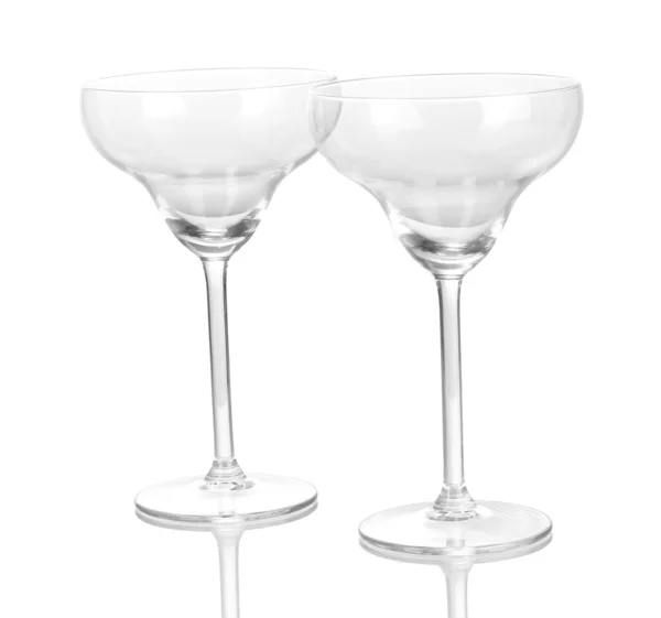 Verres à cocktail isolés sur blanc — Photo