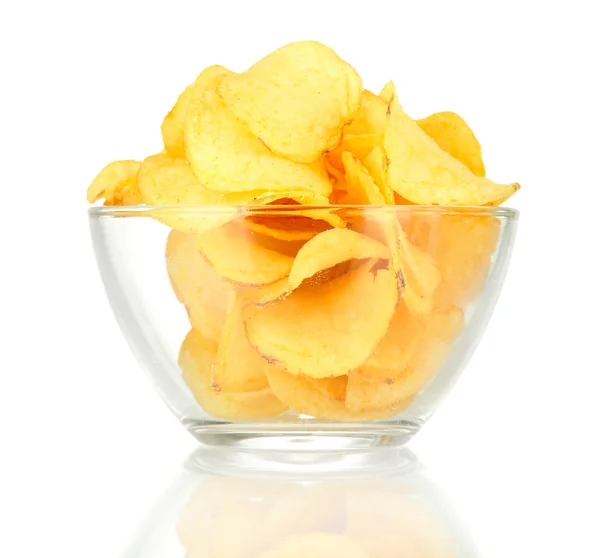 Potato chips in glazen kom, geïsoleerd op wit — Stockfoto