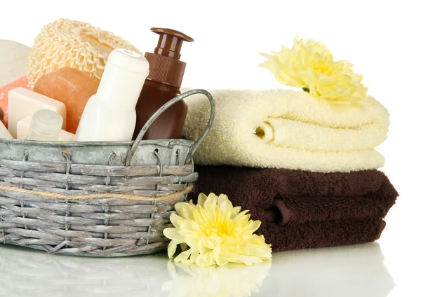 Composición de botellas de cosméticos y jabón en cesta, aislado en blanco — Foto de Stock