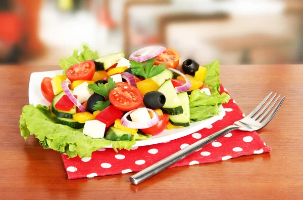 Leckerer griechischer Salat auf dem Tisch im Café — Stockfoto
