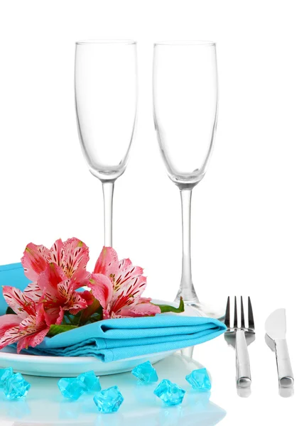 Festlig bordindstilling med blomster isoleret på hvid - Stock-foto