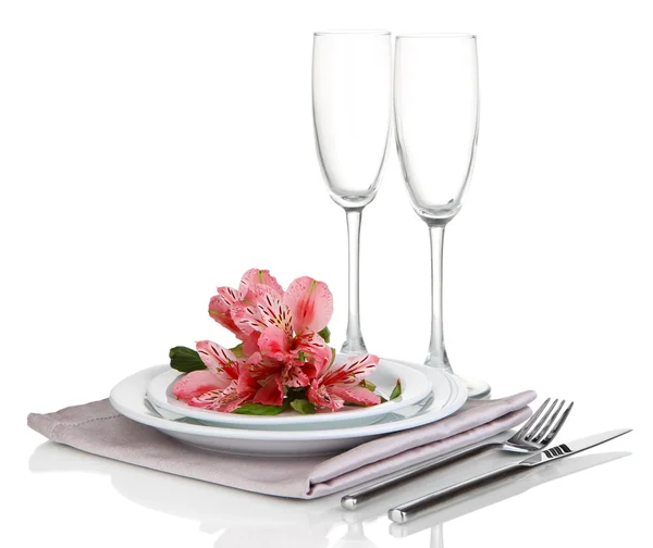 Cenário de mesa festiva com flores isoladas em branco — Fotografia de Stock