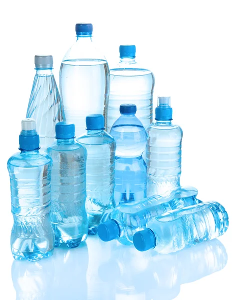 Diferentes botellas de agua aisladas en blanco — Foto de Stock