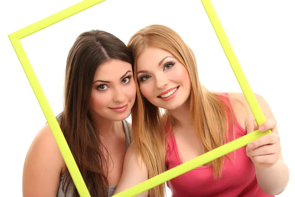 Zwei Freundinnen lächeln isoliert auf weiß — Stockfoto