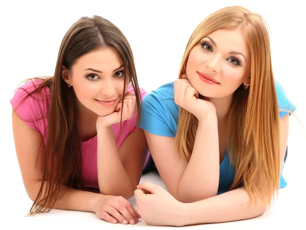 Две девушки улыбаются изолированно на белом — стоковое фото