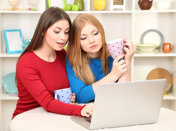 Dos amigas hablando y estudiando en la cocina —  Fotos de Stock