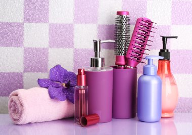 saç fırçaları ve bathroo yılında Kozmetik Şişeler