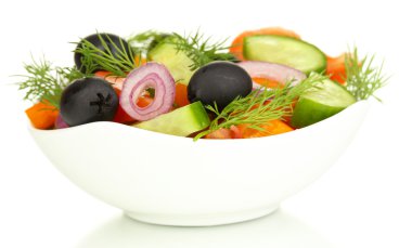 taze salata tabağı üzerinde beyaz izole içinde