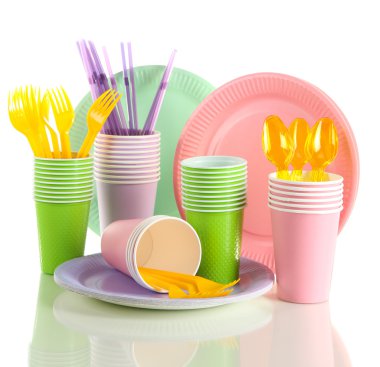 çok renkli plastik sofra üzerinde beyaz izole