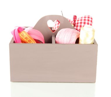 El dikiş malzemeleri ile üzerine beyaz izole kutusu