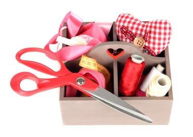 El dikiş malzemeleri ile üzerine beyaz izole kutusu