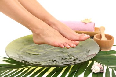 spa kase su, üzerinde beyaz izole kadın ayakları