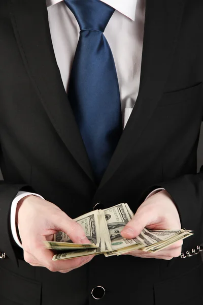 Uomo d'affari conta il denaro primo piano — Foto Stock