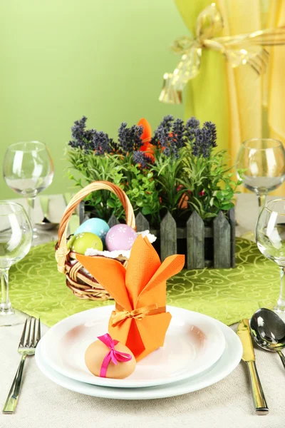 Configuración de mesa de Pascua sobre fondo de color — Foto de Stock