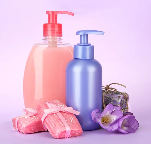 Sabun cair dan buatan tangan di latar belakang ungu — Stok Foto