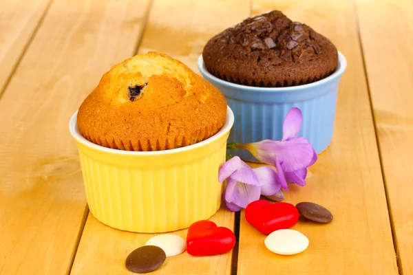 Cupcakes in bowls for baking on wooden table — Stock Photo, Image
