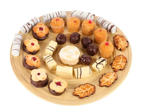 Süße Kekse auf Holzteller isoliert auf whit — Stockfoto