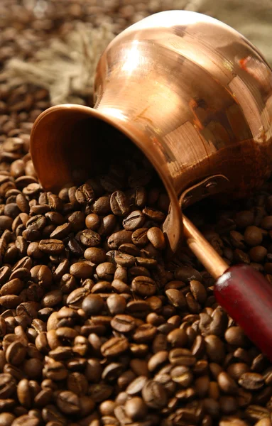 Cafetière sur fond de grains de café — Photo