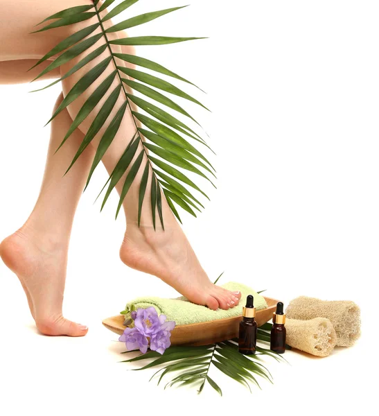 Женские ноги с полотенцем - спа-концепция, изолированные на белом — стоковое фото