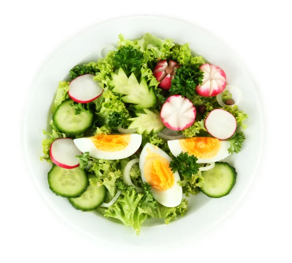 Ensalada mixta fresca con huevos, hojas de ensalada y otras verduras, aislada sobre blanco — Foto de Stock