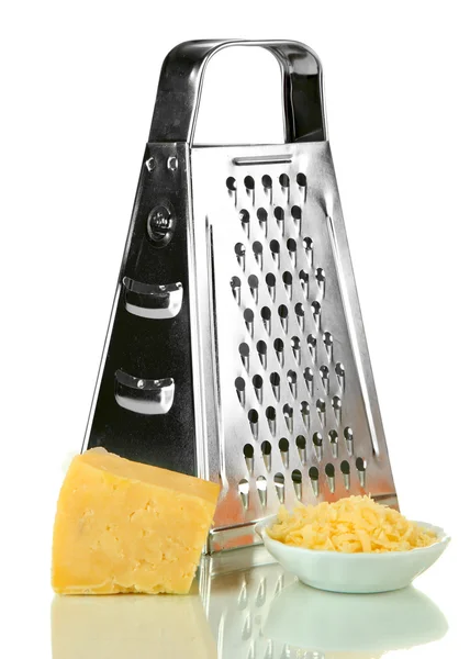 Raspador de metal e queijo, isolado sobre branco — Fotografia de Stock