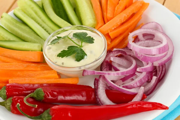 Bâtonnets de légumes crus assortis dans une assiette close up — Photo