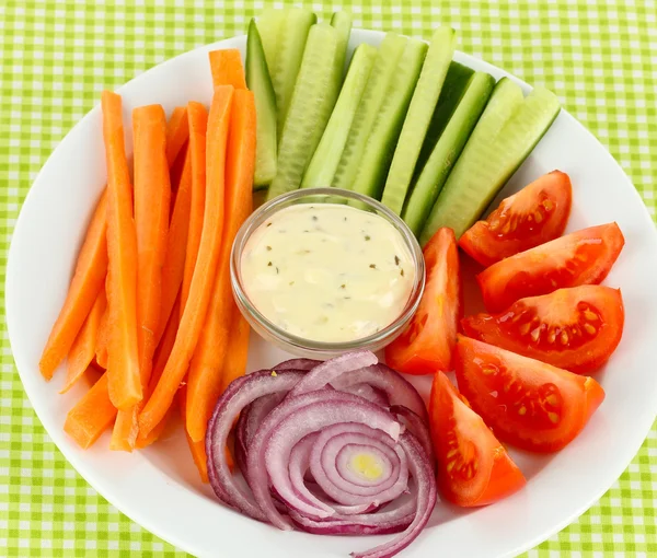Bâtonnets de légumes crus assortis dans une assiette sur la table gros plan — Photo