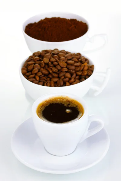 Verschiedene Arten von Kaffee in drei Tassen isoliert auf weiß — Stockfoto