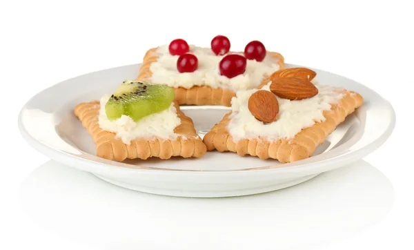 Sabrosos canapés con queso, kiwi y arándano, almendra, en plato de color, aislados en blanco — Foto de Stock