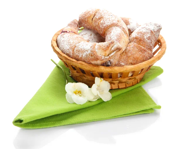 Gusto croissant in cesto isolato su whit — Foto Stock