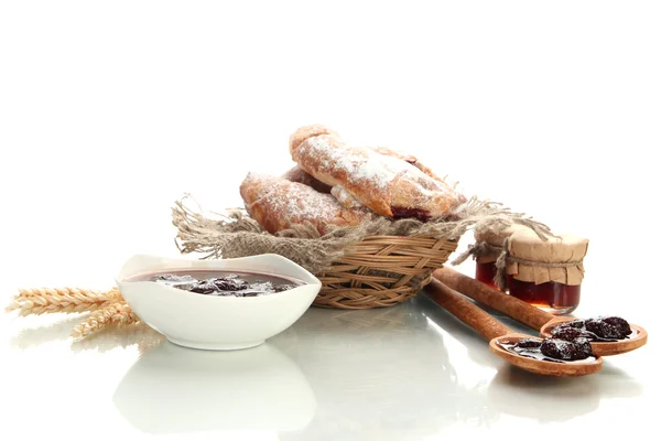Prove croissants em cesta e geléia isolada no whit — Fotografia de Stock