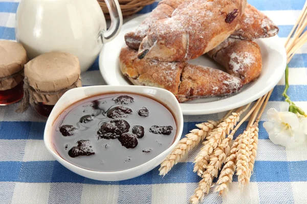 Prove croissants, leite e geléia, em toalha de mesa — Fotografia de Stock