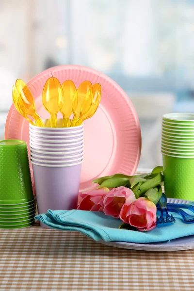 チューリップ テーブルに色とりどりのプラスチック製食器類をクローズ アップ — ストック写真