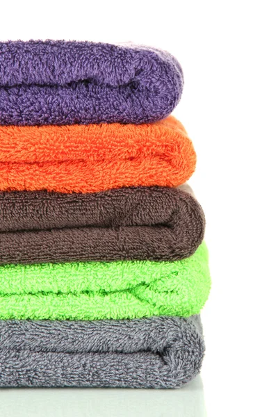 Hromadu barevné ručníky, izolované na bílém — Stock fotografie