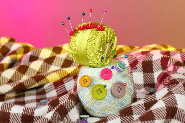 Buttons of different colors, and the two tangle thread on a colorful background — Stock Photo, Image