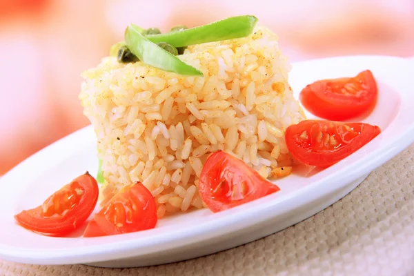 Läcker risotto med grönsaker på bordet i café — Stockfoto
