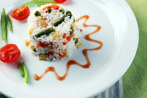 Heerlijke risotto met groenten op tafel — Stockfoto