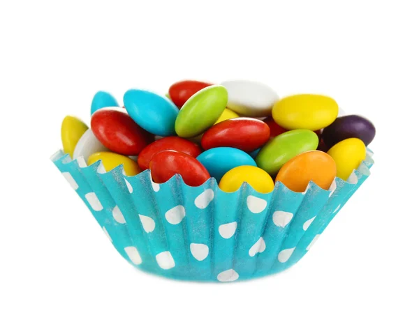 Bonbons colorés dans le cas cupcake isolé sur blanc — Photo
