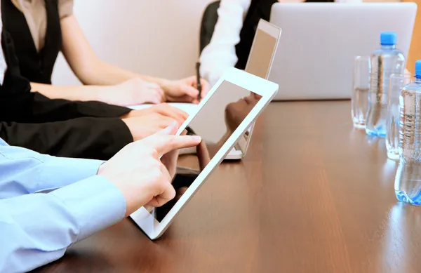 Mãos masculinas com tablet digital no fundo do escritório . — Fotografia de Stock