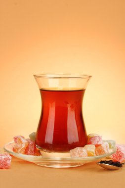 Türk çayı ve rahat lokum, bej renkli arka plan üzerinde bardak