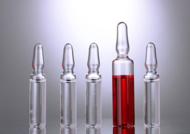 Gri arka planda tıbbi ampule