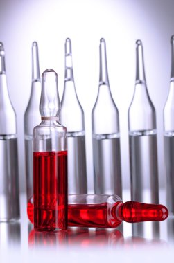 Gri arka planda tıbbi ampule