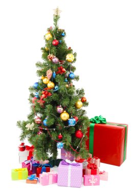 beyaz izole hediyeler ile dekore edilmiş Noel ağacı