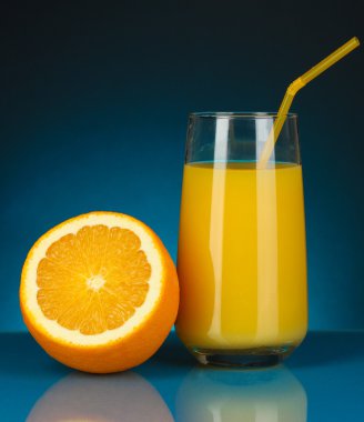 cam ve yanındaki turuncu koyu mavi zemin üzerine nefis portakal suyu