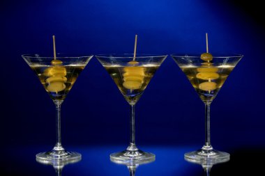 martini gözlük koyu arka plan üzerinde